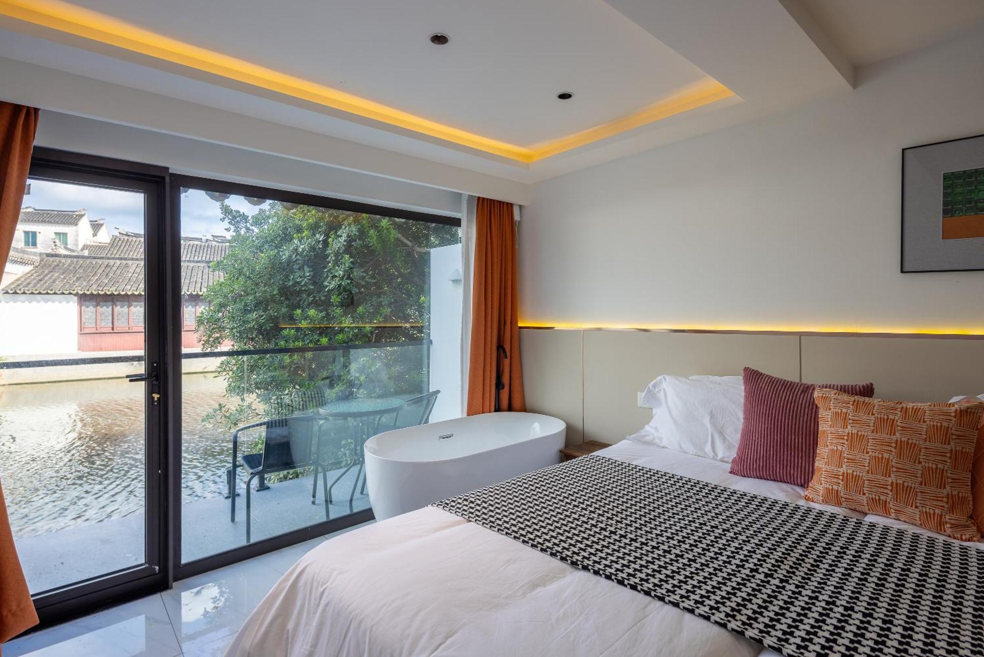 Tongli Slowlife River View Inn
