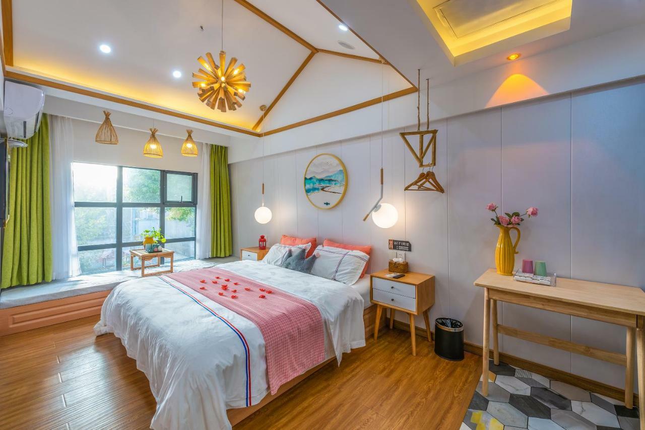 Tongli Slowlife River View Inn *